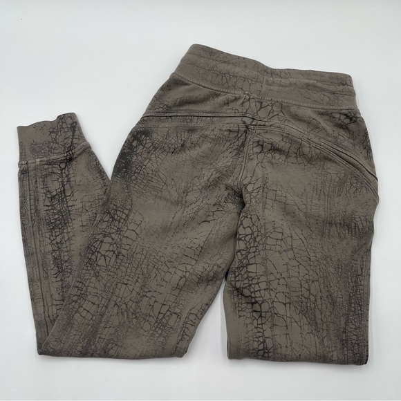 Lululemon Size 0 Warm Down Jogger 7/8 Length Thread Dye Rover Black Sweatpants - Picture 7 of 11